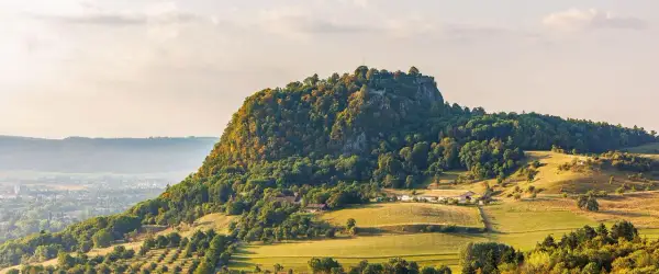 Burgruine Hohenzollern, ein Wahrzeichen Deutschlands, thront auf einem bewaldeten Berg. Die Landschaft um Singen, Deutschland, ist im Herbstlicht malerisch.