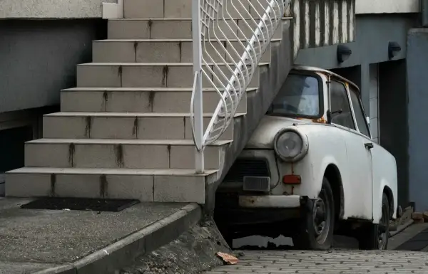 Biały Trabant pod schodami. Rejestracja na zabytek plusy i minusy – czy warto?