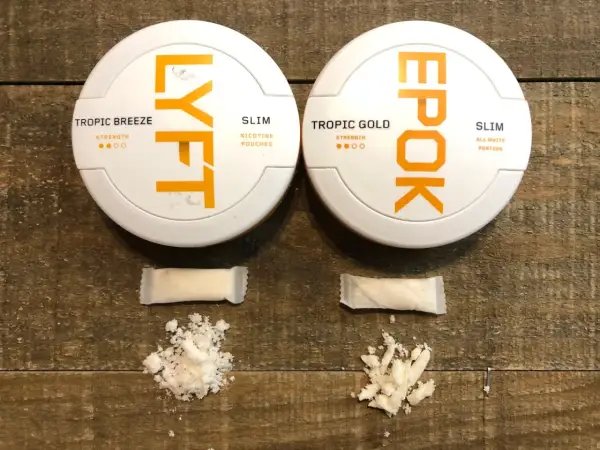 Två dosor snus, LYFT och EPOK, med tillhörande portionspåsar och lössnus. LYFT hette tidigare EPOK.