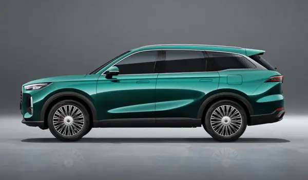 Elegancki, zielony SUV Tiggo 9 prezentuje swoje opływowe linie i stylowe felgi na tle szarego studia.