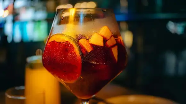 Orzeźwiająca sangria z owocami, idealna na letnie wieczory. Prosty przepis na domową sangrię.
