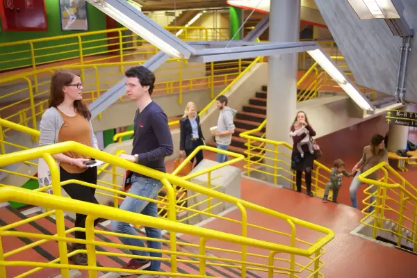 Junge Leute unterhalten sich auf einer Treppe, ein typischer Tag im Studium in Konstanz.