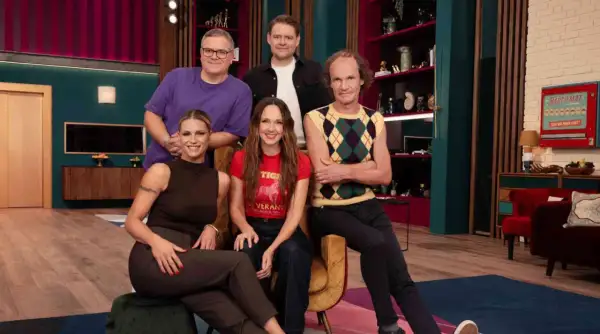 Das Ensemble von lol staffel 7 posiert fröhlich für die Kamera.