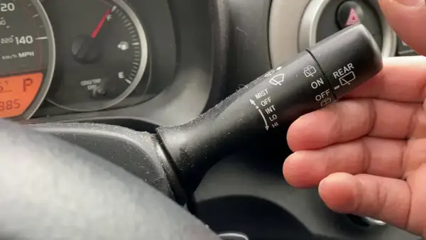 Włączanie wycieraczek w Toyota Yaris: szybki i prosty poradnik