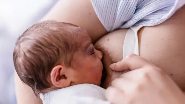 Nowe życie, karmienie piersią. Nawet jeśli pojawią się torbiele w piersiach, miłość matki i dziecka jest silniejsza.