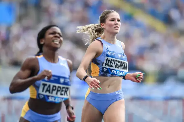 Pia Skrzyszowska w biegu na 100m, zdeterminowana, by osiągnąć swój wzrost formy.