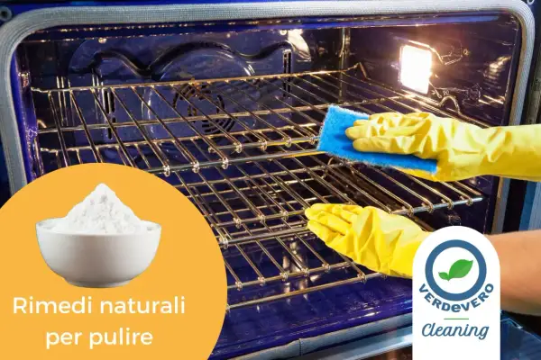 Mani con guanti gialli puliscono le griglie del forno con una spugna blu. Una ciotola di bicarbonato suggerisce rimedi naturali per pulire.