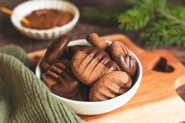 Schokoladige Nutella Cookies in einer Schale, bereit zum Genießen.