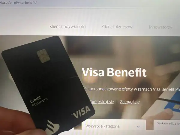 Karta Visa Platinum na tle strony Visa Benefit. Odkryj spersonalizowane oferty w ramach visa program lojalnościowy.