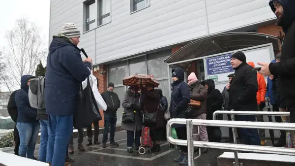Mieszkańcy zebrani przed Spółdzielnią Mieszkaniową "Bródno" dyskutują, kto nadzoruje spółdzielnie mieszkaniowe.