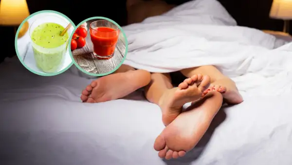 Para budzi się w łóżku. Obok nich kiwi smoothie i sok pomidorowy, który może być sokiem na potencję.