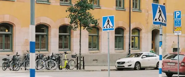 Parkeringsskyltar betydelse: Blå skyltar visar var man får parkera, med tidsbegränsningar och avgifter. Fotgängare har företräde vid övergångsstället.