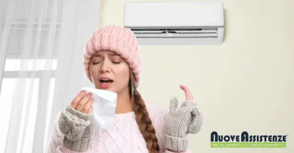 Donna con cappello e guanti di lana starnutisce, il condizionatore non fa aria fredda.