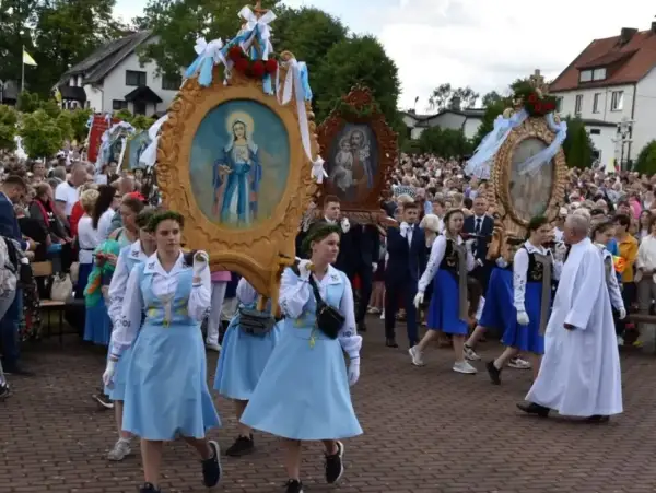Procesja niesie ozdobne feretrony z obrazami Matki Bożej i Świętej Rodziny. Tłum ludzi towarzyszy niesionym feretronom.