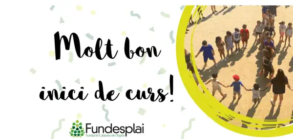 ¡Feliz inicio de curso! Niños y niñas tomados de la mano, listos para las actividades.