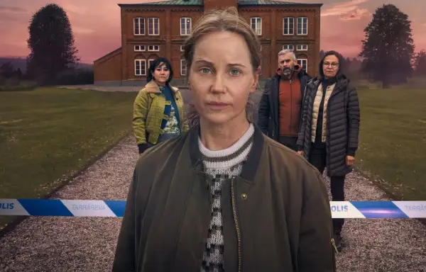 Fyra personer står framför ett tegelhus, avspärrat med polisens band. En spännande deckare på TV4 Play.