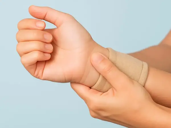Mano con polsino elastico, che indica un possibile dolore al polso quando lo ruoto.