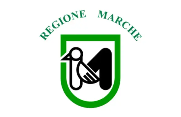 Simbolo della Regione Marche: un uccello stilizzato che forma la lettera M, racchiuso in uno scudo verde.