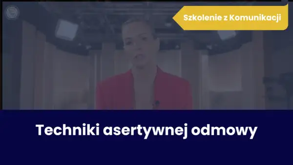 Kobieta w czerwonej marynarce podczas szkolenia z komunikacji omawia techniki asertywnej odmowy.