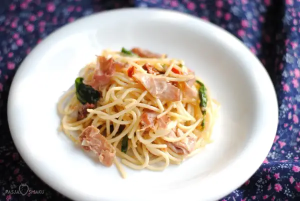 Spaghetti z szynką parmeńską: Przepis, warianty i uniknij błędów