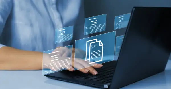 Kopiowanie i wklejanie dokumentów na ekranie laptopa.