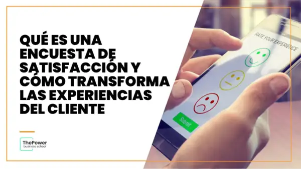 Mano calificando experiencia en móvil con caritas. Ejemplos de encuestas de satisfacción para mejorar el servicio.
