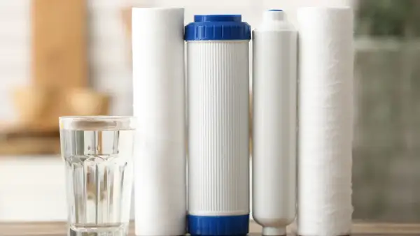 Verre d'eau et cartouches filtrantes. Quand changer cartouche anti-calcaire ? C'est le moment de penser à leur remplacement pour une eau pure.