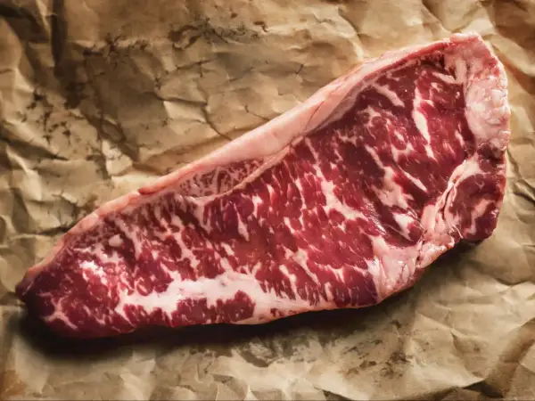 Wyjątkowa łata wołowa z widocznym marmurkowaniem, gotowa na grill.
