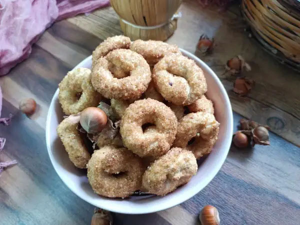 Ciambelline al vino cosparse di zucchero, pronte per essere gustate.