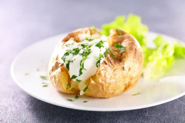 Pieczony ziemniak z gzikiem i szczypiorkiem, idealny na szybki obiad. Prosty przepis na ziemniaki z gzikiem.