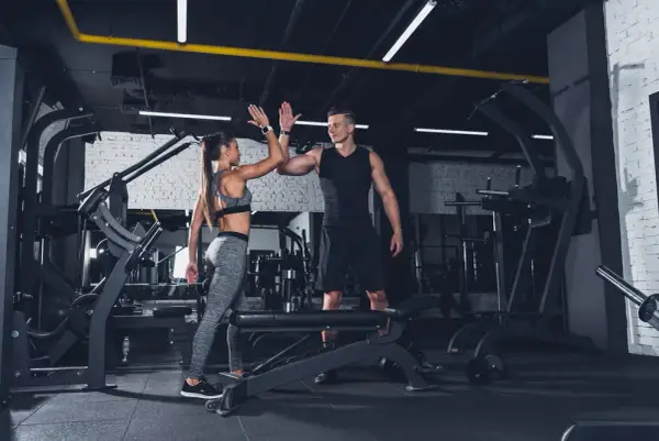 Co lepsze: crossfit czy siłownia? Odkryj wady i zalety obu treningów