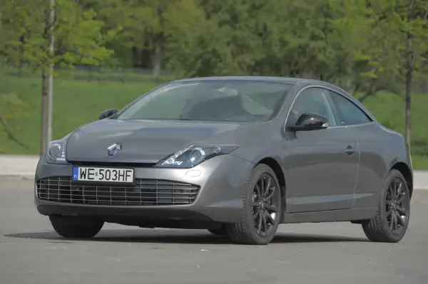Szary Renault Laguna 3 wymiary coupe stoi na parkingu.