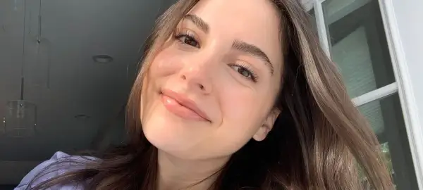 Una mujer sonríe con una piel luminosa y un brillo natural.