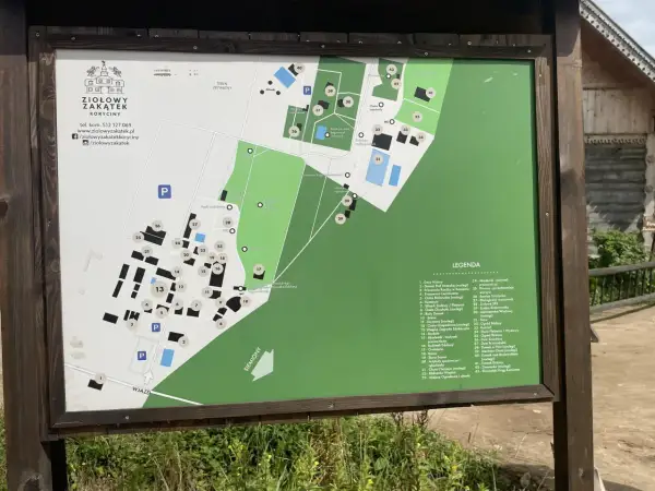 Mapa Ziołowego Zakątka Koryciny. Poznaj atrakcje tego miejsca, od chat po ogrody i miejsca wypoczynku.