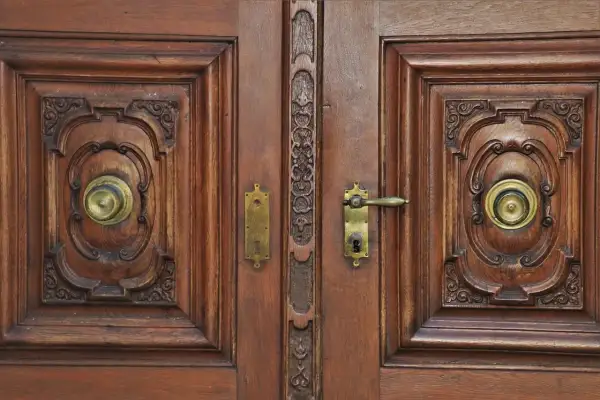 Puertas de madera tallada con pomos dorados. ¿Puede un usufructuario cambiar la cerradura de estas puertas?