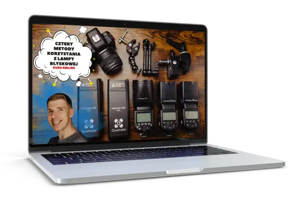 Na ekranie laptopa kurs online: Cztery metody jak ustawić lampę błyskową w aparacie. Widoczne lampy Quadralite, akcesoria i aparat.