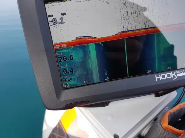 Schermo Lowrance Hook Reveal 7 con dati di profondità, temperatura e velocità. Le recensioni confermano la sua efficacia per la pesca.