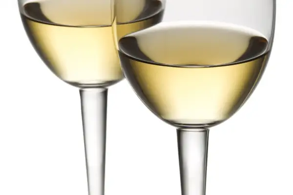 Dwa kieliszki z białym winem, idealne na wieczór z Rieslingiem i Chardonnay.
