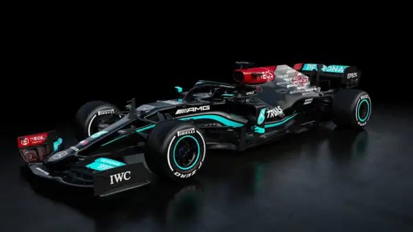 Czarny bolid F1 Mercedes-AMG Petronas z turkusowymi akcentami i czerwonym wlotem powietrza.