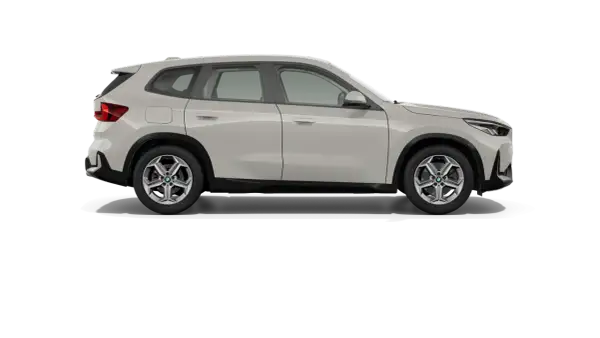 Biały SUV BMW z ciemnymi felgami, widok z boku. Pozwala ocenić jego wymiary samochodu.