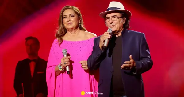 Al Bano i Romina Power na scenie, w tle mężczyzna w garniturze.