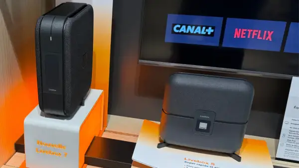Deux Livebox Orange, dont la nouvelle Livebox 7, présentées sur des supports orange vif. L'équipement Orange est prêt pour le divertissement.
