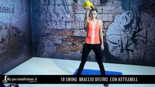 Donna esegue swing con kettlebell, un esercizio efficace per i circuiti brucia grassi.