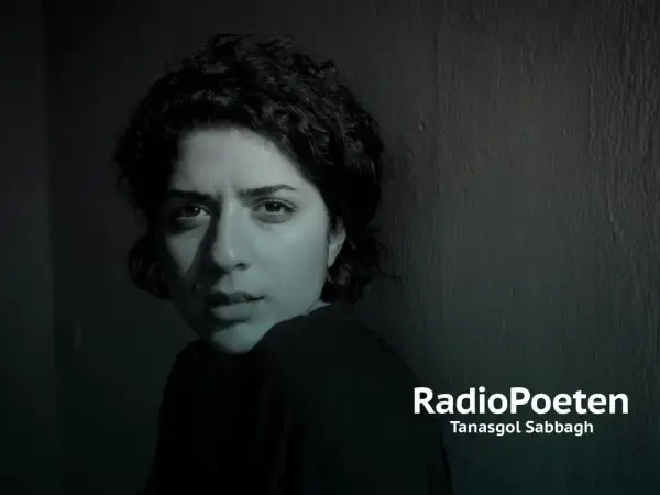 Tanasgol Sabbagh, eine junge Frau mit dunklen, lockigen Haaren, blickt nachdenklich in die Kamera. Der Schriftzug "RadioPoeten" und ihr Name sind rechts im Bild zu sehen.