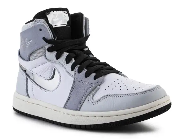 Biało-szare Jordan 1 Zoom z czarnymi sznurówkami i logo "ZOOM AIR" na języku.