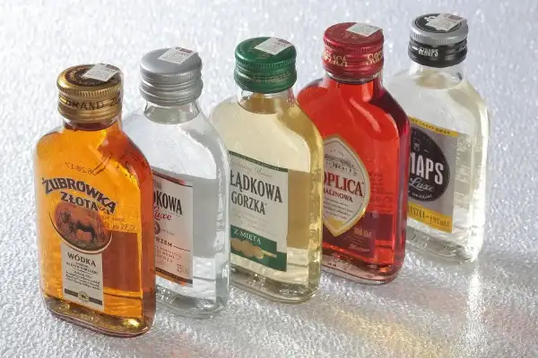 Pięć małych butelek wódki: Żubrówka Złota, Krupnik, Łagodowa Gorzka z miętą, Soplica Malinowa iaps Luxe. Zastanawiasz się, ile kosztuje setka?