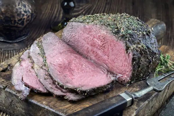 Roast beef ricetta perfetta: carne succulenta e rosata, cotta a puntino e condita con erbe aromatiche.