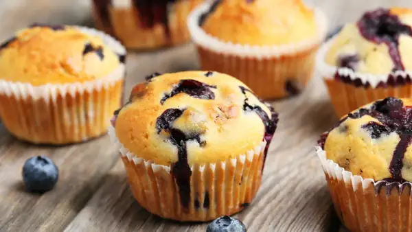 Saftige Blaubeermuffins, perfekt für ein schnelles Blaubeermuffins Rezept. Frisch gebacken und mit Blaubeeren gesprenkelt.