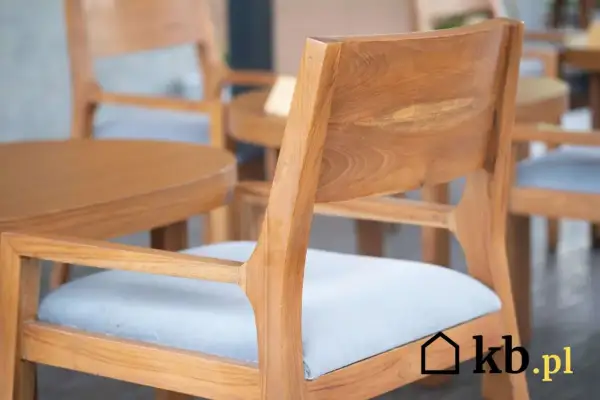 Obicie krzesła: Ile zapłacisz? Cennik, DIY i opłacalność renowacji