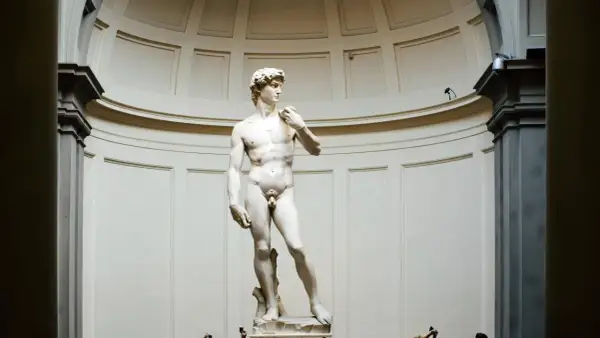 Michelangelos David-Zeichnung, eine beeindruckende Marmorskulptur, steht im Zentrum eines eleganten Raumes.